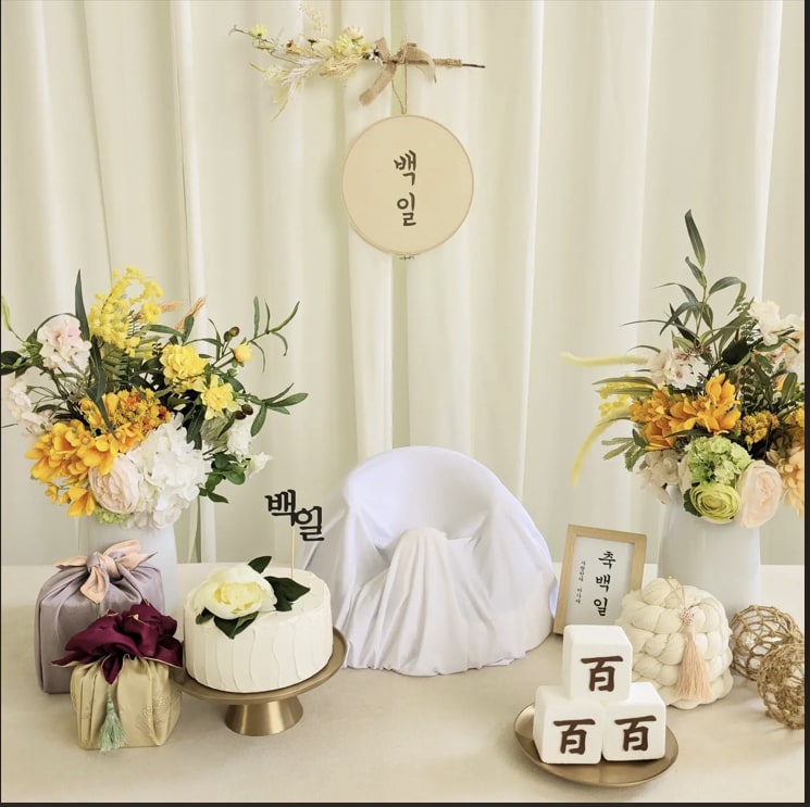 노란 꽃과 아이보리 소품으로 꾸민 베이직 백일상